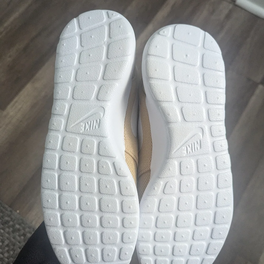 Brand New Without Tags Tan Size 10 Women's Nike Running Sneakers - Picture 3 of 6